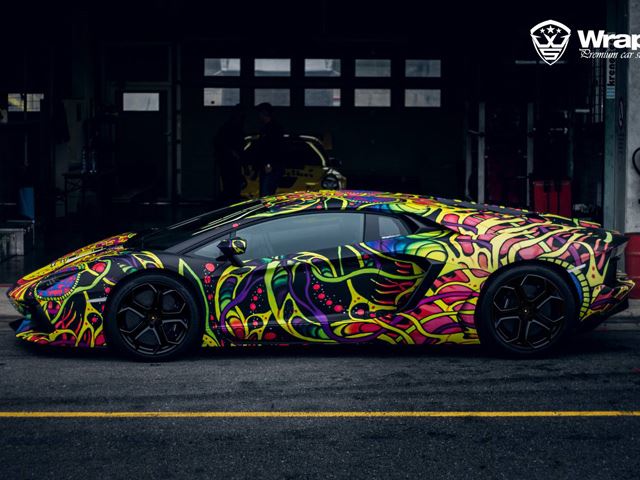Lamborghini Aventador получил психоделический винил от WrapStyle