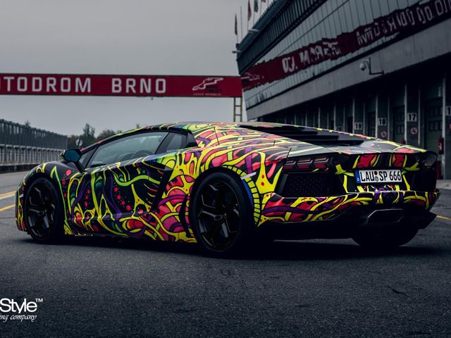 Lamborghini Aventador получил психоделический винил от WrapStyle