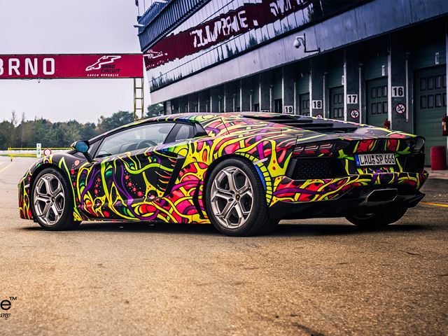 Lamborghini Aventador получил психоделический винил от WrapStyle