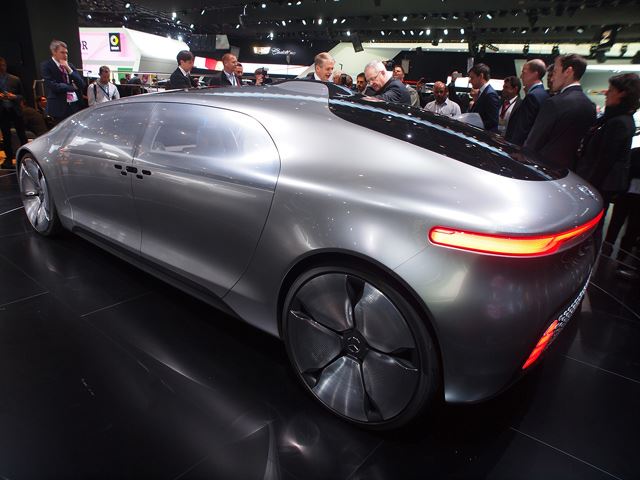 Футуристичный концепт-кар Mercedes F015 представлен в Детройте  8