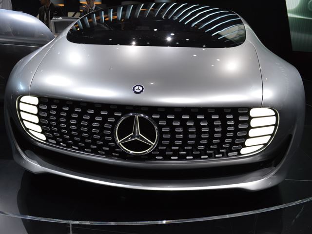 Футуристичный концепт-кар Mercedes F015 представлен в Детройте  8