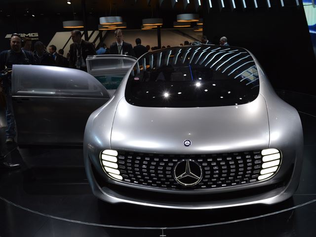 Футуристичный концепт-кар Mercedes F015 представлен в Детройте  8