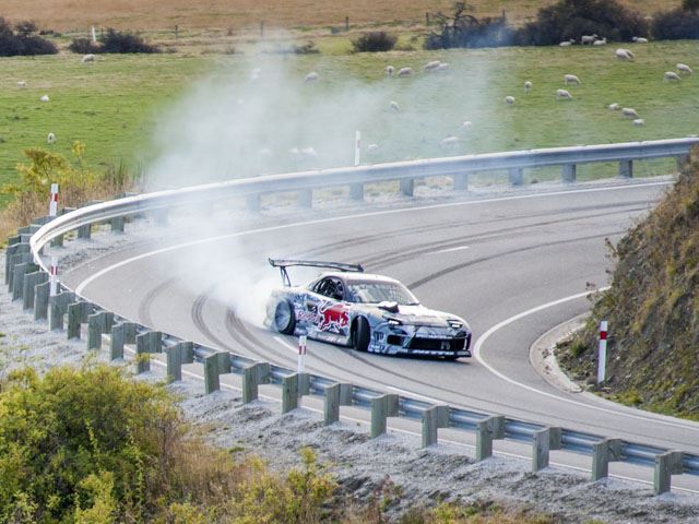 Сумасшедший Майк Виддетт и его 750-сильным RX-7 покорили одну из самых коварных дорог в мире в Новой Зеландии.
