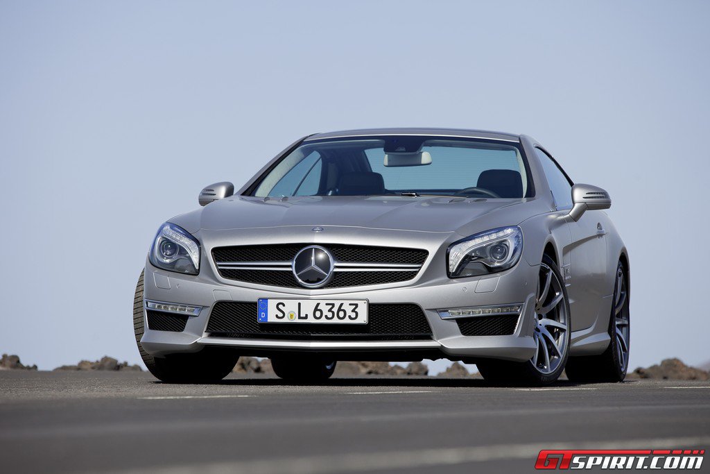 Иллюзионист управляет Mercedes-Benz SL63 AMG с завязанными глазами