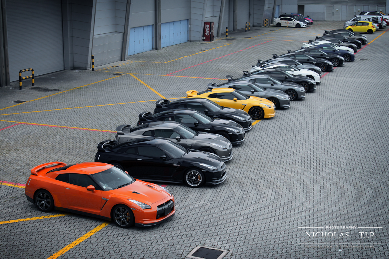 Много разноцветных машин. Куча машин. Пробка машин. Коллекция автомобилей. Разные машины.