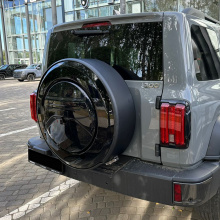 Бокс Inline для запасного колеса (265/65 R17) для Tank 300 — это надежная защита запаски от грязи, влаги и механических повреждений, а также стильное дополнение к экстерьеру внедорожника. Изготовленный из прочного ABS-пластика, он выдерживает внешние