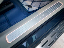 Светящиеся накладки на дверные пороги для Вольво S90 Цена за комплект 4 шт. | Статичный белый цвет | ABS-пластик + алюминий 