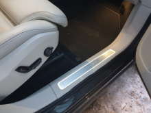 13247 Внутренние накладки порогов с подсветкой — тюнинг Volvo S90