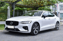 13674 Черная решетка радиатора R-Design для Volvo S60, V60 (2018+)