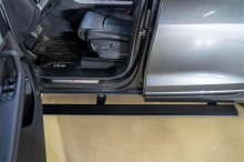 Выдвижные электропороги для Ауди Кью 8 (2018-2026) с управлением через смартфон Комплект - 2 шт. (Правый и левый порог) | Нагрузка до 200 кг. | Производство - Корея | Управление через приложение