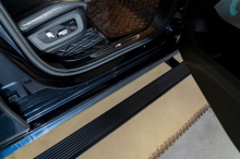 Выдвижные электропороги для БМВ Х7 G07 (2018–2023) с управлением через смартфон Комплект - 2 шт. (Правый и левый порог) | Нагрузка до 200 кг. | Производство - Корея | Управление через фирменное приложение