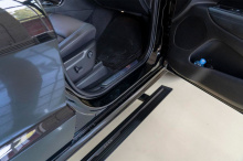 Выдвижные электроподножки для Джип Гранд Чероки WK2 (2013–2022) с управлением через смартфон Комплект 2 шт. | Нагрузка до 200 кг | Производство Корея | Датчик Холла | Автоматический режим + мобильное приложение 