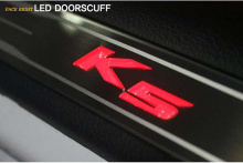 Светящиеся светодиодные накладки на пороги Киа Оптима К5 от производителя Change Up. Комплект 4 шт.