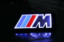 Эмблема М светящаяся в темноте, стайлинг БМВ.
