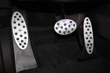 Тюнинг салона Мини Купе (а также MINI Cooper, MINI Countryman) - алюминиевые накладки на педали.
