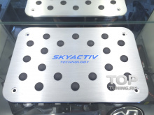 Металлическая противоскользящая накладка для отдыха ног водителя SKYACTIV с резиновыми вставками. 