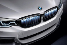 ДООСНАЩЕНИЕ ДЛЯ BMW 5 - СЕРИИ (2017 +, СЕДАН / УНИВЕРСАЛ) ПЕРЕДНИЕ ДЕКОРАТИВНЫЕ РЕШЕТКИ РАДИАТОРА M PERFORMAMCE ICONIC GLOW С ПОДСВЕТКОЙ  ОРИГИНАЛ / ЦЕНА ЗА КОМПЛЕКТ / ЦВЕТ ЧЕРНЫЙ ГЛЯНЕЦ / АРТ. 63172466465