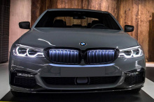ДООСНАЩЕНИЕ ДЛЯ BMW 5 - СЕРИИ (2017 +, СЕДАН / УНИВЕРСАЛ) ПЕРЕДНИЕ ДЕКОРАТИВНЫЕ РЕШЕТКИ РАДИАТОРА M PERFORMAMCE ICONIC GLOW С ПОДСВЕТКОЙ  ОРИГИНАЛ / ЦЕНА ЗА КОМПЛЕКТ / ЦВЕТ ЧЕРНЫЙ ГЛЯНЕЦ / АРТ. 63172466465