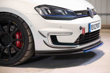 Те, кто хочет добавить немного больше гламура и стиля своему Volkswagen e-Golf, должны взглянуть на последнее предложение «Razor» от RevoZport.