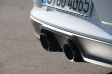 У Carrera GTS ниже аэродинамика, более слабые тормозаи меньшие шины по сравнению с 500-сильным GT3, который питается от 4-литрового атмосферного шестицилиндрового двигателя.