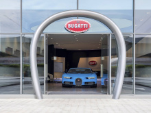 Французский завод по производству спортивных автомобилей в Дубае занимает 15-е место в мировой дилерской сети бренда. Привлекательный выставочный зал площадью 240 квадратных метров - это давнее партнерство между Bugatti и местным Al Habtoor Motors.