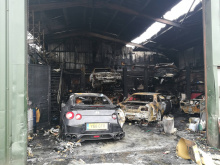 На других фотографиях показано несколько импортных автомобилей, припаркованных у горящего склада, включая Nissan Skyline и Toyota Supra. Будем надеяться, что эти машины действительно пережили пожар.