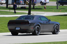 И, конечно же, связанная с этим цена предполагает, что предстоящий Challenger SRT будет стоить дешевле. Мы ожидаем, что этим летом Dodge Challenger SRT Hellcat будет выпущен в продажу.