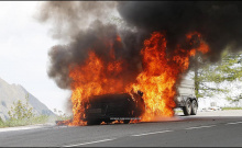 Фотографии показывают, что огонь начался под капотом нового седана A7, прежде чем он переместился на кабину и охватил весь автомобиль.