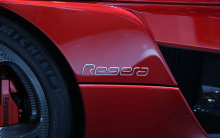 Гибридная установка гиперкара впечатляет - она сочетает в себе три электродвигателя, которые производят 670 л.с. вместе с самым современным 5-литровым V8 с двумя турбодвигателями, который мы знаем по предыдущим моделям Koenigsegg. 