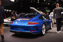 Глядя на успех Porsche 911 R, немецкий автопроизводитель выпустил к Франкфуртскому автосалону 2017 новый вариант для Porsche 911 GT3 - Touring Package.