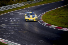Новый GT2 RS - это не только самый мощный 911 всех времен, но и самый быстрый, его новая рекордная скорость больше, чем установленная гало-моделью Porsche 918 Spyder в 2013 году - 6 минут 57 секунд. Бренд Штутгарта по-прежнему сохраняет рекордное вре
