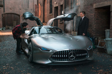 В фильме также будет представлен кабриолет Mercedes-Benz E-Class, управляемый Вандервумен и Mercedes-Benz G500 4х4, управляемый еще нераскрытым персонажем.