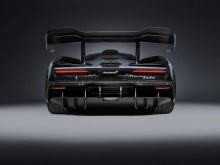 Он весит 1,198 кг, что дает ему соотношение мощности к весу 668 л.с. на тонну. Под капотом McLaren сидит 4-литровый двигатель V8с двойным турбонаддувом, создавая впечатляющие 789 л.с. и крутящий момент 800 Нм. Это самый мощный двигатель внутреннего с