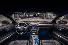 Пакет Bullitt Electronics включает в себя навигацию, сиденья и зеркала с памятью водителя, улучшенную звуковую систему и информационную систему слепых зон с предупреждением о перекрестном движении. MagneRide включает в себя полуактивную систему подве