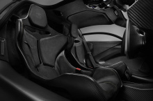 Оба сиденья оснащены логотипом Сенны «S» на подголовниках.