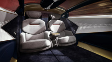 То, что предлагает Lagonda - это роскошный грандиозный автомобиль. Над интерьером работал специалист по мебели Дэвид Линли вместе с экспертом по тканям портным Savile Row Генри Пулом.