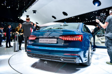 Большим событием для Audi в этом году стал выпуск роскошного нового A6. Как и ожидалось, автомобиль напоминает недавно обновленный A7. Интерьер получил все преимущества салона A8 с большими экранами, являющимися фокусными панелями управления.