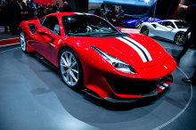 В Женеве было показано два экземпляра модели. Первый получает классическую цветовую схему Ferrari Red с полосатым капотом, второй - серебристой с сплошными синими полосками. Никакой информации о цене или доступности пока нет, но мы надеемся получить 