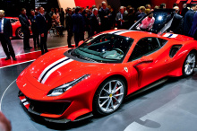 В Женеве было показано два экземпляра модели. Первый получает классическую цветовую схему Ferrari Red с полосатым капотом, второй - серебристой с сплошными синими полосками. Никакой информации о цене или доступности пока нет, но мы надеемся получить 