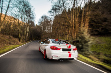 Разумеется, что в стиле Manhart, интерьер не оставит равнодушных. Красный каркас размещается на том месте, где раньше были задние сиденья. Разумеется, оригинальные передние сиденья также были заменены – на их место установлены ковшеобразные спортивны