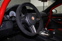 Разумеется, что в стиле Manhart, интерьер не оставит равнодушных. Красный каркас размещается на том месте, где раньше были задние сиденья. Разумеется, оригинальные передние сиденья также были заменены – на их место установлены ковшеобразные спортивны