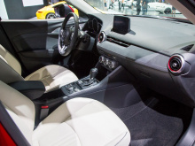 В салоне появился центральный подлокотник, также Mazda оснастила автомобиль электронным стояночным тормозом, который увеличивает пространство для хранения. Передние сиденья CX-3 были полностью переработаны, предлагая улучшенную поддержку, а модели с 