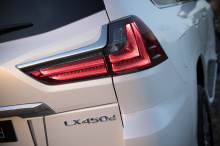 Интерьер Lexus LX 400d оснащен 12,3-дюймовым экраном высокой четкости, спутниковой навигацией и четырехзонным климат-контролем.
