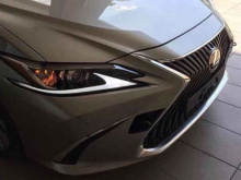 Всего несколько дней назад просочившееся фото нового поколения седьмого поколения Lexus ES появилось в Интернете, показывая обновленную переднюю часть автомобиля, вдохновленную более крупным LS. А теперь Lexus выпустил первый официальный тизер предст