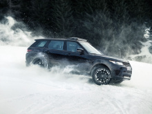 «Интерактивные дисплеи с контентом Jaguar Land Rover вместе с Land Rover Defender и Range Rover Sport SVR для съемок Spectre, станут частью нового фильма», - заявил Jaguar Land Rover. В фильме также появится каркасную модель концептуального автомобил