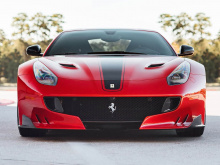 Однако, что выделяет F12 tdf, это то, что он весит всего 1415 кг, что делает его значительно легче, чем 1525 кг 812 Superfast. В результате оба автомобиля имеют одинаковую максимальную скорость и разгон до сотни, но мы подозреваем, что Ferrari в коне