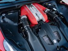 Однако, что выделяет F12 tdf, это то, что он весит всего 1415 кг, что делает его значительно легче, чем 1525 кг 812 Superfast. В результате оба автомобиля имеют одинаковую максимальную скорость и разгон до сотни, но мы подозреваем, что Ferrari в коне