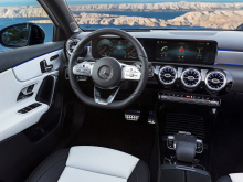 Mercedes-Benz будет продавать только версию седан A-класса в Соединенных Штатах, когда она поступит в продажу в конце этого года. Канадцы будут иметь возможность приобрести хэтчбек, показанный здесь. Модели AMG, скорее всего, появятся в 2019 году как
