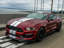 Ford уже подтвердил, что новый Mustang получит 700-сильный 5-литровый V8 с турбонаддувом, способным разогнать автомобиль более чем до 320 км/ч. Пока что немного известно о трансмиссии, хотя по слухам он может получить новую 10-ступенчатую автоматичес