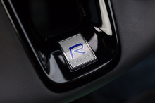 Эти два затягивают передние ремни безопасности и при необходимости активируют автономную тормозную систему. Фактически, Volvo также является первым автомобильным брендом, который впервые сделал систему аварийного торможения в автомобиле. Круто, правд